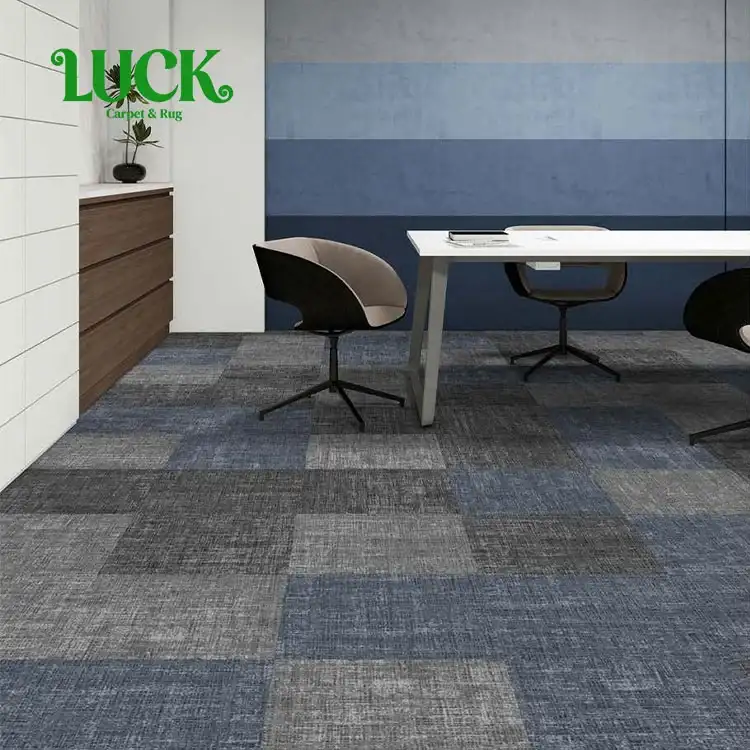 Bedruckte Teppichfliese aus Polyester mit PVC-Rückseite