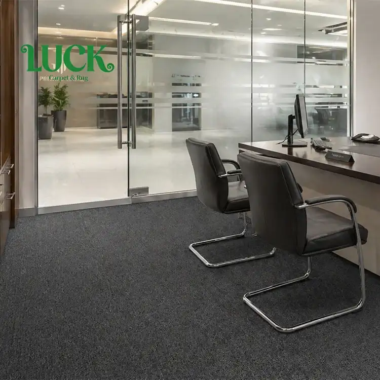 Getufteter Wand-zu-Wand-Teppich aus lösungsgefärbtem Garn für Banken